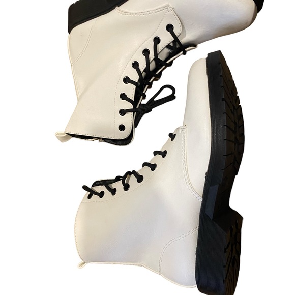 White combat boot with black sole - Picture 2 of 6